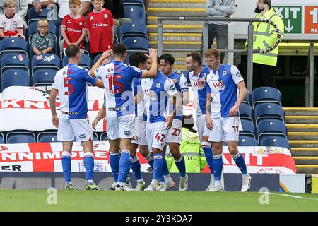 Blackburn, Großbritannien. September 2024. Lewis Travis von den Blackburn Rovers (27) feiert mit seinen Teamkollegen, nachdem er seinem Team das 1. Tor geschossen hat. EFL Skybet Championship Match, Blackburn Rovers gegen Bristol City im Ewood Park in Blackburn, Lancashire am Samstag, den 14. September 2024. Dieses Bild darf nur für redaktionelle Zwecke verwendet werden. Nur redaktionelle Verwendung.PIC von Chris Stading/Andrew Orchard Sportfotografie/Alamy Live News Credit: Andrew Orchard Sportfotografie/Alamy Live News Stockfoto