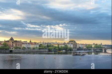 Fantastische Stadtlandschaft mit der Moldau und den wunderschönen Gebäuden der Stadt Prag, in der Tschechischen Republik, bei Sonnenaufgang Stockfoto