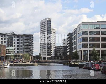 Leeds, West yorkshire, vereinigtes Königreich, 16. juli 2019: Blick auf das Dock von leeds mit clarence House, umgeben von modernen Wohnanlagen und Bars Stockfoto