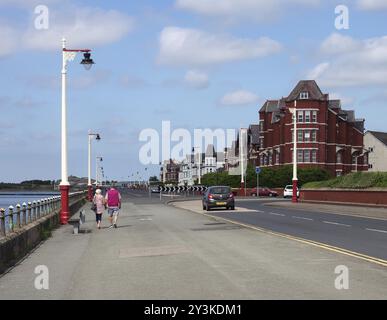 Southport, merseyside, vereinigtes Königreich, 28. juni 2019: Ein älteres Ehepaar, das in southport merseyside die Seefahrt entlang läuft und alte Hotelgebäude säumen Stockfoto