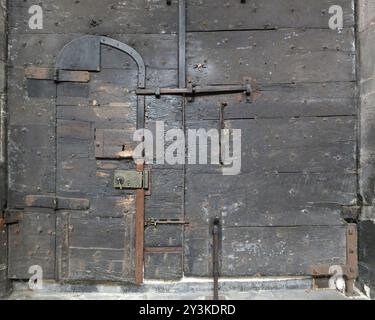 Alte schwarze mittelalterliche Holztür mit Eisenschlössern und Bolzen an der Kathedrale von chester Stockfoto