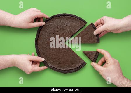 Die Leute nehmen Stücke von Schokoladenkuchen, oben auf grünem Hintergrund. Ungleiche Teilung des Kuchens, Konzept für ein finanzielles Tortendiagramm Stockfoto