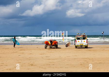 Rettungsschwimmer am Polzeath Beach, North Cornwall, England. GROSSBRITANNIEN Stockfoto