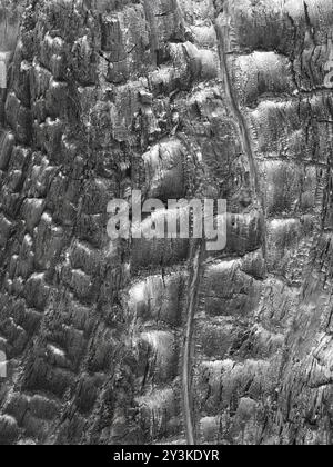 Schwarz glänzend strukturiertes, verkohltes schwarzes Holz mit gemusterter Korn- und Kohleoptik Stockfoto