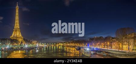 Paris, Frankreich, 14. Februar 2016: Nächtliches Stadtbild mit der seine und dem Eiffelturm in Paris, Frankreich, am 14. Februar 2016, Europa Stockfoto