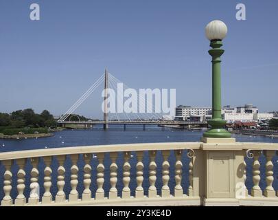 Southport, merseyside, vereinigtes Königreich, 28. juni 2019: Nahaufnahme der venetia-Brücke mit der Hängebrücke und dem Pier, der den See in southport überquert Stockfoto