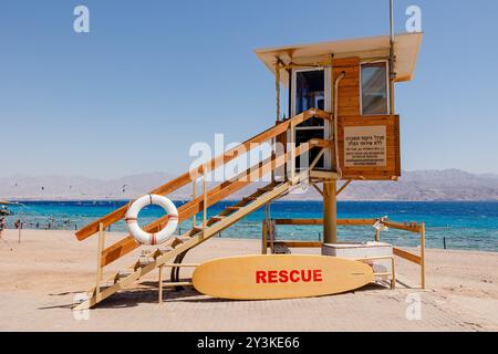 Rettungsschwimmerturm am Korallenstrand in Eilat, Israel Stockfoto