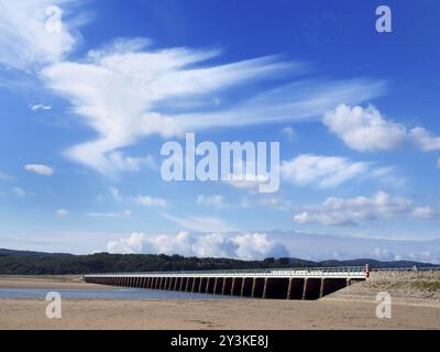 Blick auf den Strand von arnside mit dem Schwebebahnviadukt und dem Fluss im südlichen Seengebiet von cumbria Stockfoto