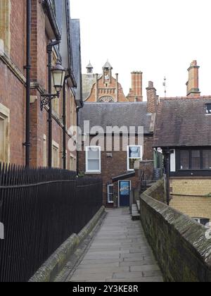 Chester. Cheshire, Großbritannien, 20. März 2024 : Blick auf die historischen Stadtmauern in Chester mit Gebäuden im Stadtzentrum in der Nähe von eastgate, Europa Stockfoto