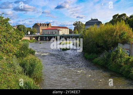 Guben, Deutschland. September 2024. Der deutsch-polnische Grenzfluss Neisse zwischen der polnischen Stadt Gubin (l) und Guben in Brandenburg. Die Hochwasserwarnzentrale des Landesamtes für Umwelt (LfU) gab am Donnerstag erste Hochwasserwarnungen für die Lausitzer Neiße aus – und am Freitag für die oder und Elbe (Kreis Elbe-Elster). Die aktuellen Prognosen deuten auf erhebliche Überschwemmungen an Elbe und oder hin. Auch an der Lausitzer Neiße ist mit einem deutlichen Anstieg der Wasserstände zu rechnen. Quelle: Patrick Pleul/dpa/Alamy Live News Stockfoto