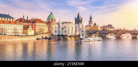 Panorama der Stadt Prag, der Hauptstadt der Tschechischen Republik, mit der Moldau, der Karlsbrücke und den umliegenden Gebäuden an einem sonnigen Märztag Stockfoto