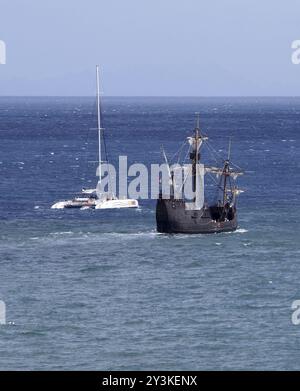 Funchal, madeira, portugal, 14. märz 2019: Das nachgebildete Segelschiff santa maria verlässt funchal auf madeira mit einem Katamaran auf einer Touristenreise an der Küste Stockfoto