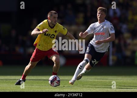 Watfords Giorgi Chakvetadze (links) und Victor Torp von Coventry City kämpfen um den Ball während des Sky Bet Championship Matches in der Vicarage Road, Watford. Bilddatum: Samstag, 14. September 2024. Stockfoto