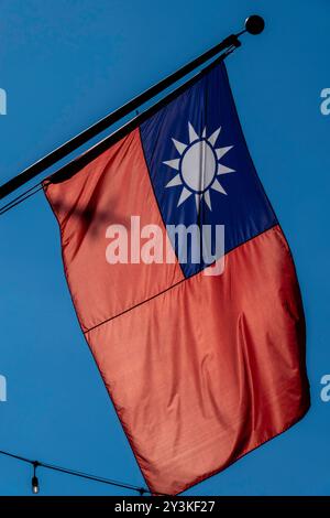 Hintergrundbeleuchtete Flagge der Republik China, fliegt in Chinatown, 2024, New York City, USA Stockfoto