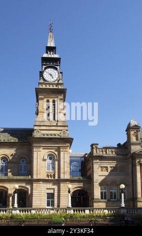 Blick auf das historische atkinson-Gebäude in der Lord Street southport mit einem hohen Uhrenturm vor einem blauen Sommerhimmel Stockfoto