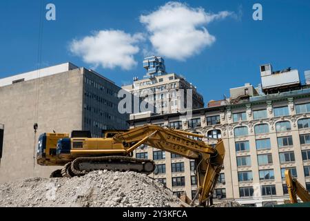 Erdbewegungsmaschinen auf einer Baustelle in Lower Manhattan, New York City, 2024, USA Stockfoto