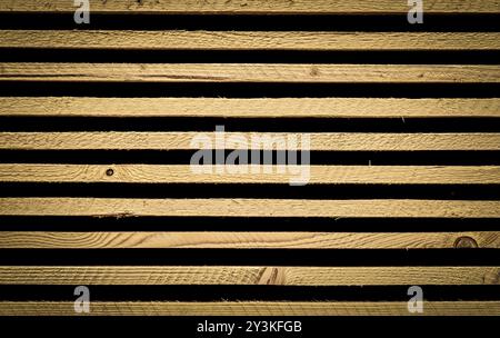 Einzigartiger Hintergrund mit gestapelten Holzdielen, wunderbaren Details mit Holzknoten und starken Linien Stockfoto