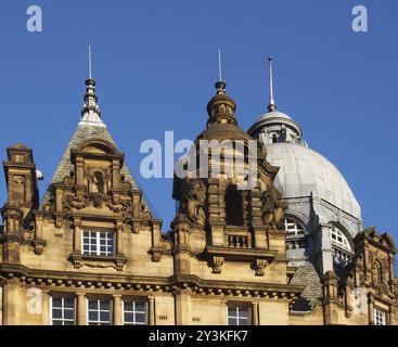 Kunstvolle Steintürme und Kuppeln auf dem Dach des leeds City Market, einem historischen Gebäude im Westen von yorkshire, england Stockfoto