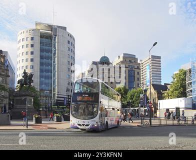 Leeds, West yorkshire, vereinigtes Königreich, 4. juli 2019: Ein Bus auf dem Stadtplatz in leeds West yorkshire mit Menschen, die an Gebäuden und Denkmälern der Stadt vorbeilaufen Stockfoto