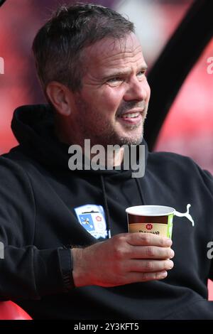 Barrow Manager Stephen Clemence während des Spiels zwischen Grimsby Town und Barrow in Blundell Park, Cleethorpes am Samstag, den 14. September 2024. (Foto: Michael Driver | MI News) Credit: MI News & Sport /Alamy Live News Stockfoto