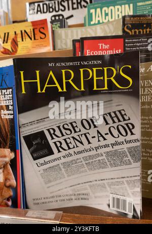 Barnes & Noble Booksellers on Fifth Avenue in New York City bietet eine große Auswahl an Büchern und Zeitschriften, USA 2024 Stockfoto