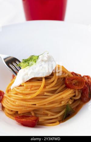 Italienische Pasta, Spaghetti mit Burrata-Käse aus der Nähe, mediterrane Diät Stockfoto