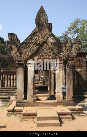 Anteay Srei (oder Banteay Srey) (Khmer: ????????????) Ist ein kambodschanischer Tempel aus dem 10. Jahrhundert, der dem hinduistischen Gott Shiva gewidmet ist. Befindet sich im Bereich Eines Stockfoto