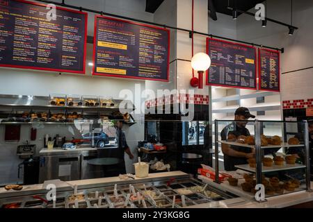 Utopia Bagels eröffnete 2024 einen Standort in Manhattan an der E. 34th St. in Murray Hill, New York City, USA Stockfoto