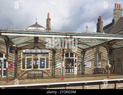 Grange Over Sands, cumbria, vereinigtes Königreich, 16. september 2021: Blick auf das Bahnhofsgebäude in grange Over Sands in cumbria Stockfoto