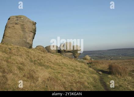 Die Bridestone sind eine große Gruppe von Gritstone-Felsformationen in West yorkshire bei todmorden gegen pennine Country Stockfoto