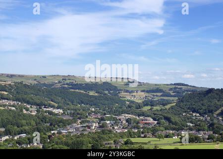 Panoramablick auf das Dorf oder den Mytholmroyd in calderdale West yorkshire, umgeben von Sommerbäumen und Wiesen Stockfoto