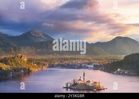 Farbenfroher Sonnenaufgang über dem Bleder See, seinen umliegenden Hügeln, seiner Insel und den Karawanken Bergen im Hintergrund, gelegen in Slowenien Stockfoto