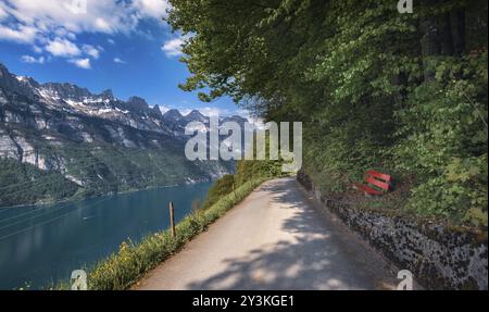 Gasse am Walensee, mit Blick auf die schneebedeckten Gipfel der Schweizer Alpen im Kanton St. Gallen, Schweiz. Europa Orte Stockfoto