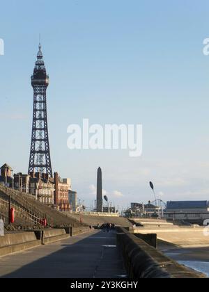 Blick auf den blackpool Tower von der Promenade mit den Stadtgebäuden bei Nachmittagssonne Stockfoto