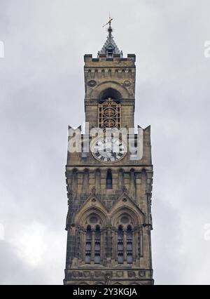 Nahaufnahme des Uhrenturms des Rathauses von bradford in West yorkshire, einem viktorianischen Sandsteingebäude im Revival-Stil Stockfoto