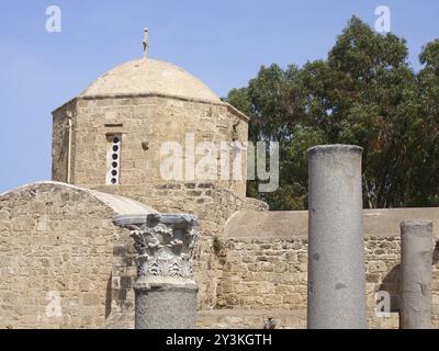 Die historische Kirche von ayia Kyriaki Chrysopolitissa in paphos zypern zeigt das Gebäude und die umliegenden alten römischen Säulen und Ruinen Stockfoto