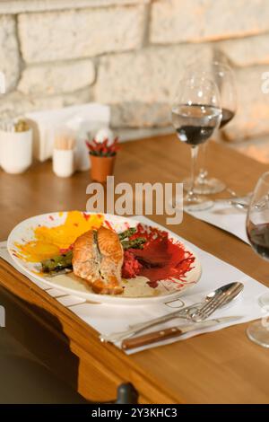 Perfekt gegrilltes Lachsfilet mit Spargel und einer lebendigen Rote-Bete-Sauce. Ein köstliches und gesundes Meeresfrüchte-Gericht Stockfoto