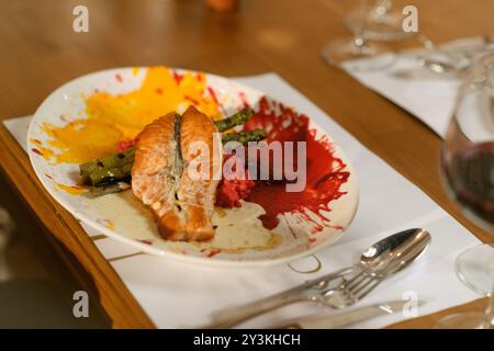 Perfekt gegrilltes Lachsfilet mit Spargel und einer lebendigen Rote-Bete-Sauce. Ein köstliches und gesundes Meeresfrüchte-Gericht Stockfoto