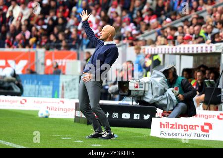 Freiburg, Deutschland. September 2024. Trainer Peter Zeidler (VfL Bochum)beim Spiel der 1. FBL: 24-25:3. Sptg. SC Freiburg - VfL Bochum DFL-VORSCHRIFTEN VERBIETEN JEDE VERWENDUNG VON FOTOGRAFIEN ALS BILDSEQUENZEN UND/ODER QUASI-VIDEONann Credit: dpa/Alamy Live News Stockfoto