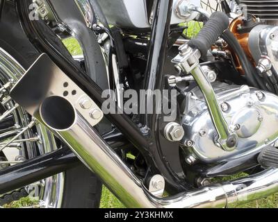 Nahaufnahme des Motors und des Chrom-Auspuffrohrs eines 1970er Jahre Scrambler-Motorrads Stockfoto