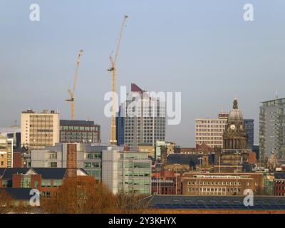 Ein Blick auf das Stadtbild von leeds, der die modernen Gebäude Rathaus und Baukräne zeigt Stockfoto