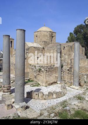 Die historische Kirche von ayia Kyriaki Chrysopolitissa in paphos zypern zeigt das Gebäude und die umliegenden alten römischen Säulen und Ruinen Stockfoto