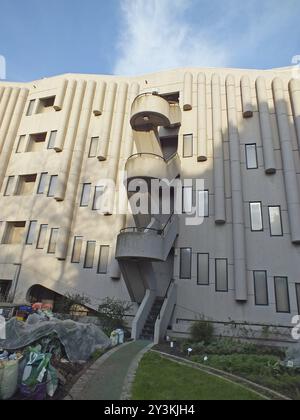 Leeds, West yorkshire, vereinigtes Königreich, 25. April 2019: Blick auf das Gebäude des brutalistischen roger stevens aus den 1960er Jahren an der Universität von leeds Stockfoto