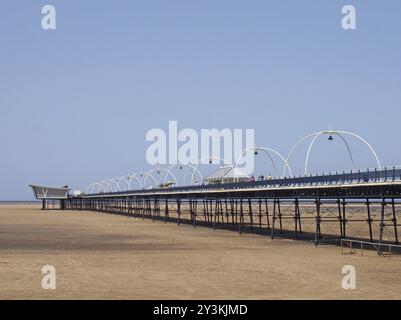 Southport, merseyside, vereinigtes Königreich, 28. juni 2019: Menschen auf dem historischen Pier in southport merseyside mit dem Strand bei Ebbe auf einer Brille Stockfoto