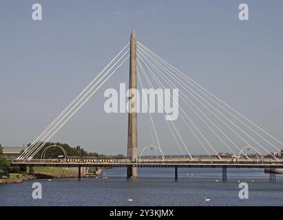 Die Hängebrücke und der Pier überqueren den See in Kings Gardens southport merseyside mit Schwänen im Wasser Stockfoto