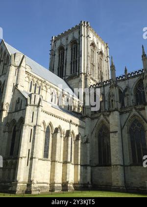 Yorker Münster mit Glockenturm und Dächern Stockfoto