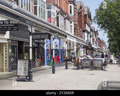 Southport, merseyside, vereinigtes Königreich, 28. juni 2019: Menschen sitzen in Cafés im Freien und gehen an Geschäften in der historischen Lord Street vorbei Stockfoto