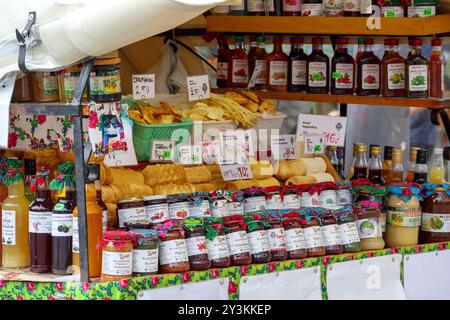 Verschiedene Lebensmittel werden auf dem Markt in Tabletts gestapelt Stockfoto