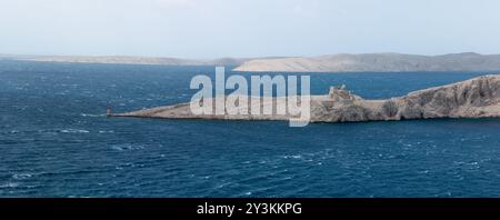 Festung auf der Insel Pag, wellenförmiges Adria-Meer Stockfoto