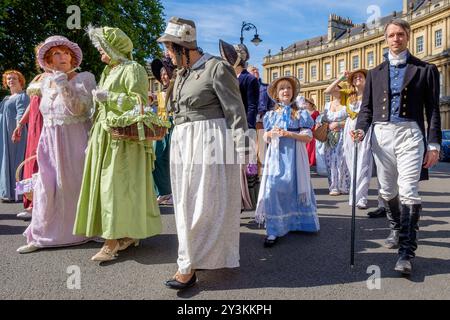 Bath, UK. September 2024. Fans von Jane Austen, die an der weltberühmten Grand Regency kostümierten Promenade teilnehmen, werden beim Rundgang um den Circus abgebildet. Die Promenade, Teil des Jane Austen Festivals, ist eine Prozession durch die Straßen von Bath und die Teilnehmer, die aus der ganzen Welt kommen und sich in Kostümen aus dem 18. Jahrhundert kleiden. Quelle: Lynchpics/Alamy Live News Stockfoto